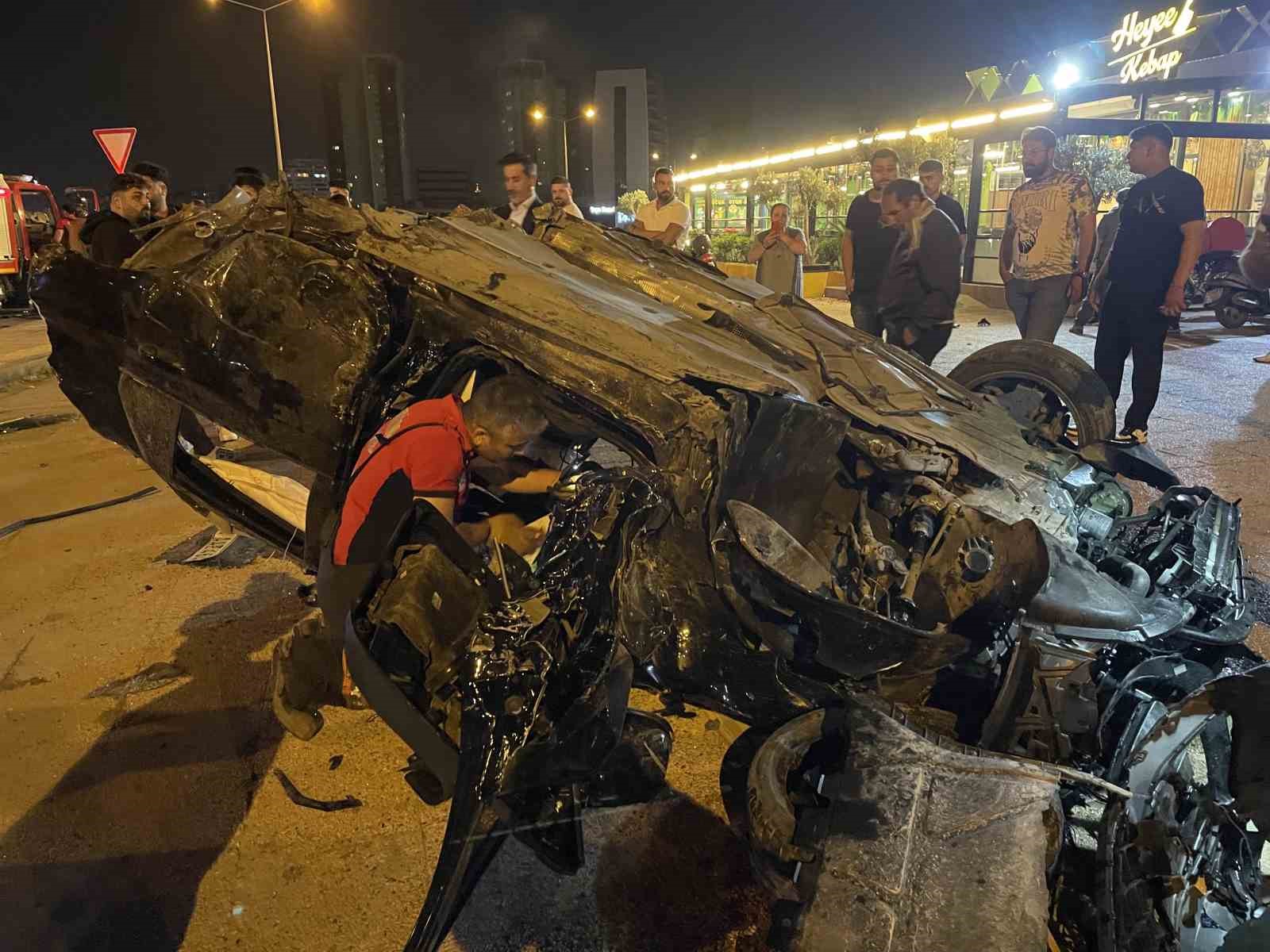 Mersin&rsquo;de feci kaza: Otomobil ikiye b&ouml;l&uuml;nd&uuml;, 3 kişi yaralandı
