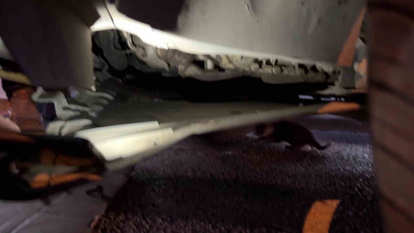 Otomobilin motoruna giren kedi, yaklaşık 2 saat sonra çıkarıldı