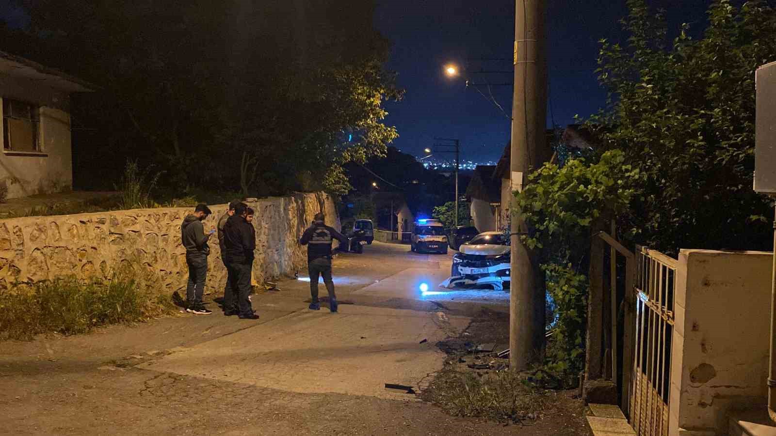 Kurşun yağmuruna tutulan otomobil kaza yaptı: 1 ağır yaralı