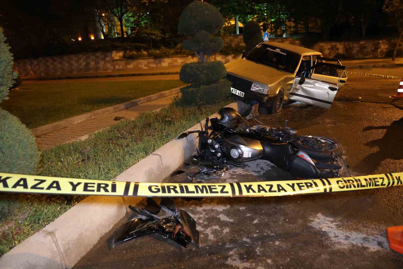 Alkollü otomobil sürücüsü motosiklete çarptı: 1 ağır, 3 yaralı