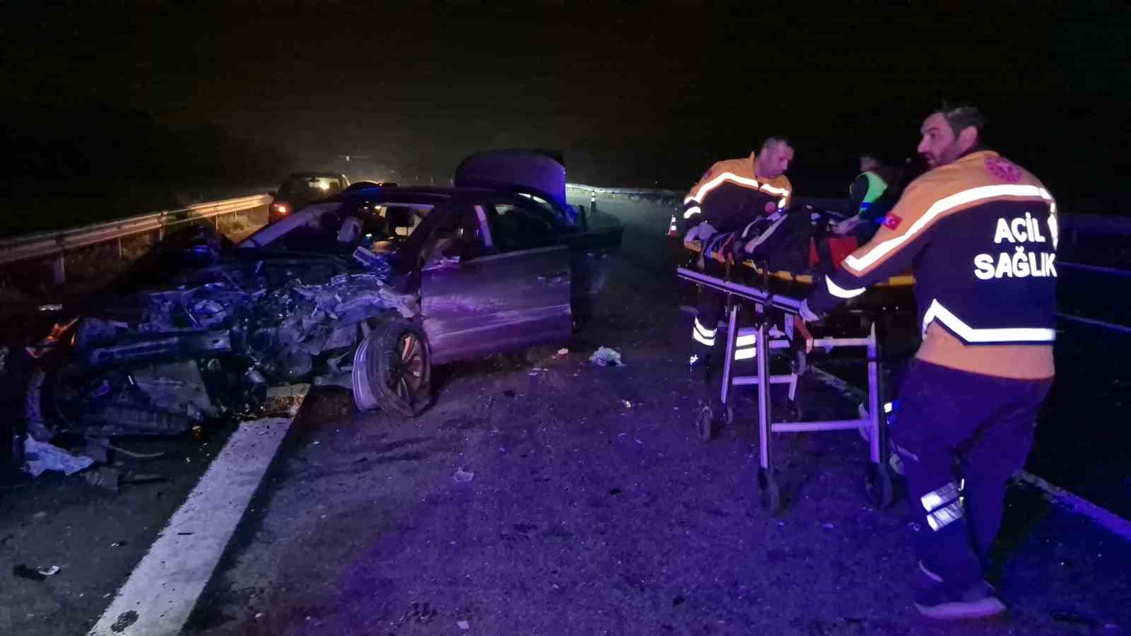 Otoyolda önce refüje sonra bariyerlere çarpan otomobil hurdaya döndü: 4 yaralı