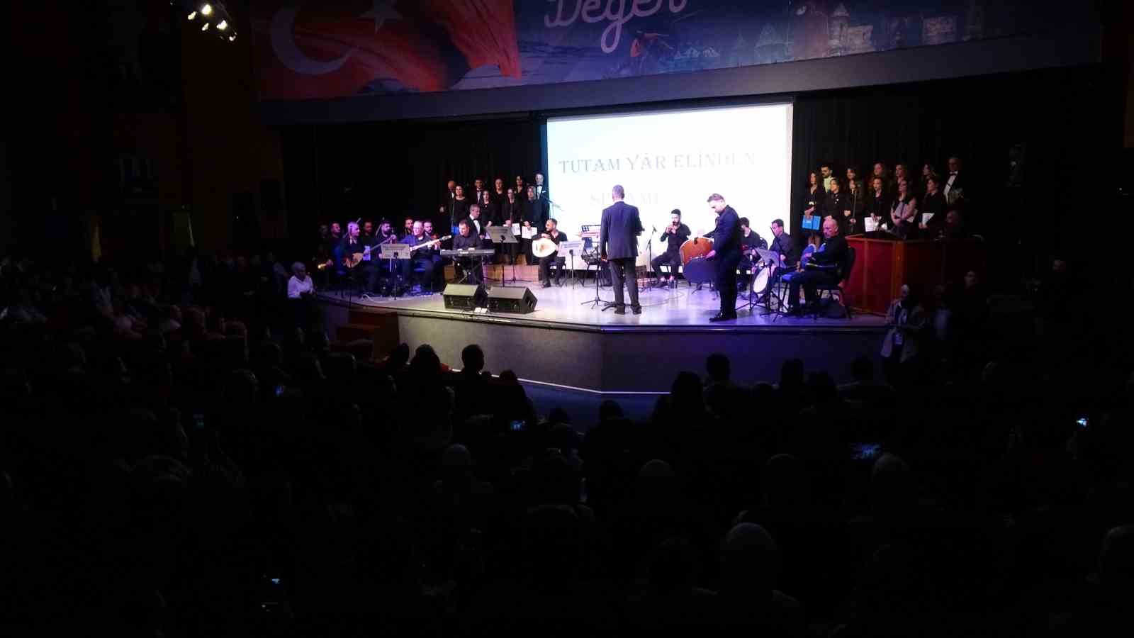 İbrahim Erkal sevgisi, salona sığmadı

