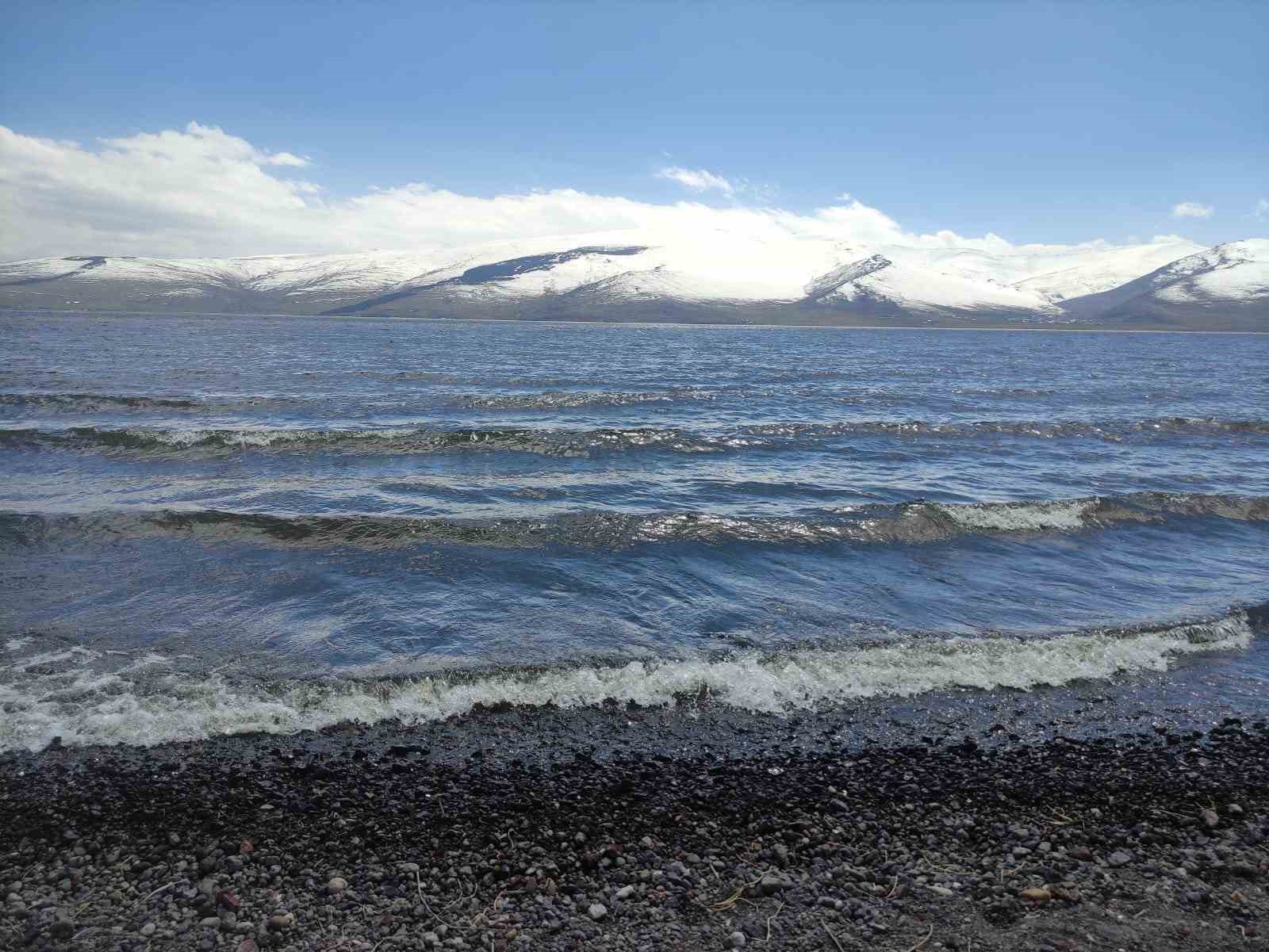 Çıldır Gölü’ndeki buz tabakası tamamen çözüldü