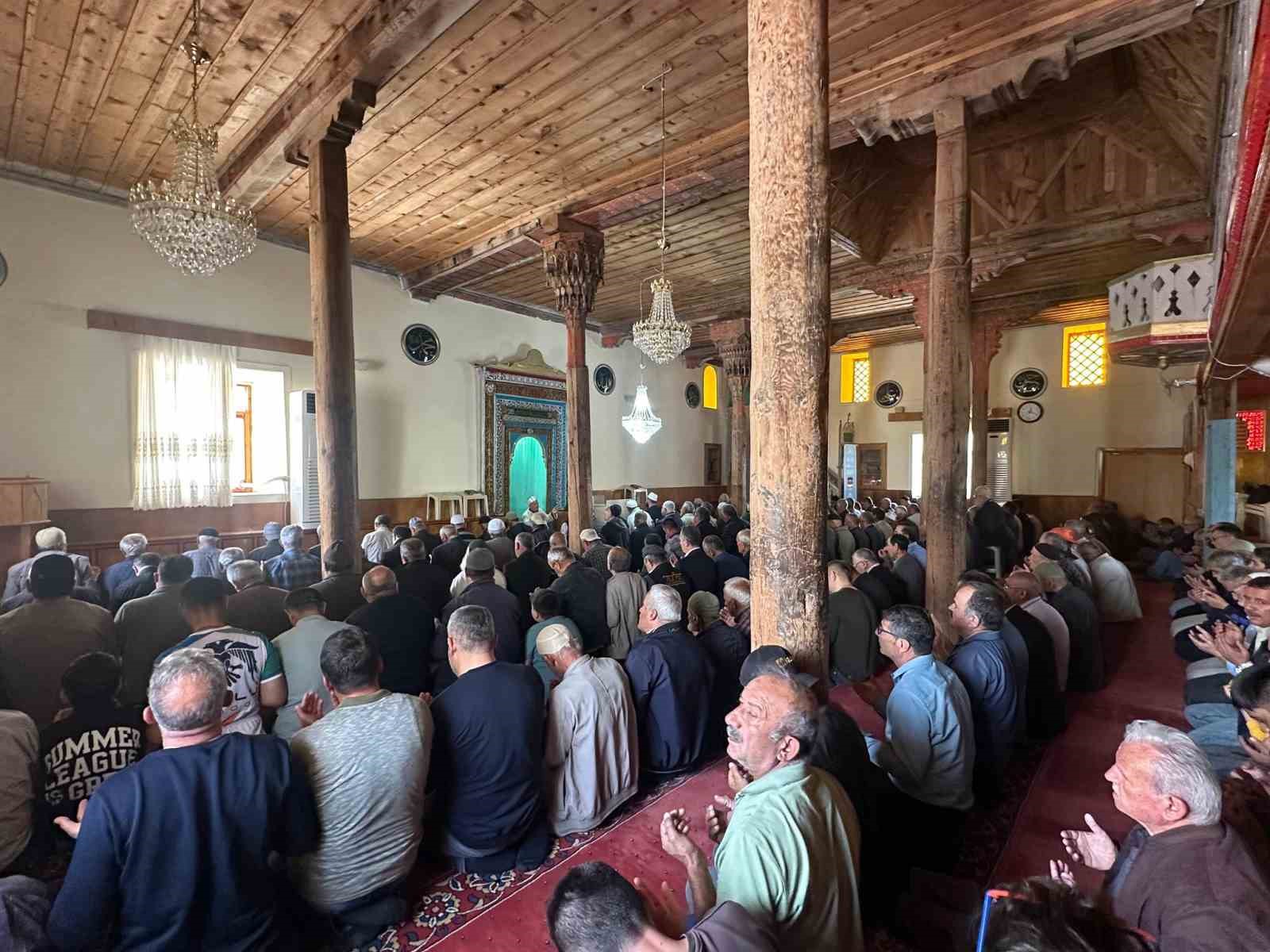 Beyşehir ve Derbent’te çiftçiler yağmur duasında buluştu