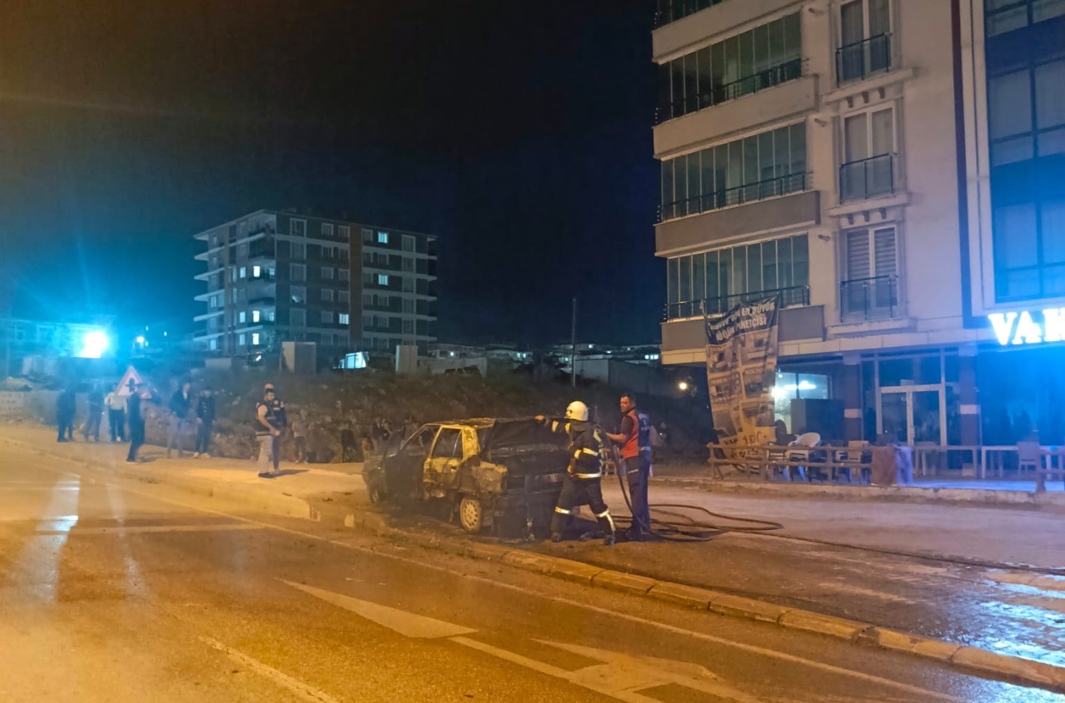 Adıyaman’da park halindeki otomobil yandı