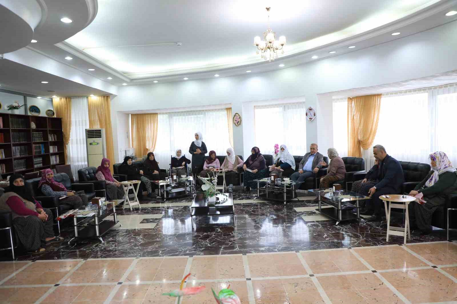 Huzurevindeki yaşlı kadının valiye s&ouml;zleri g&ouml;n&uuml;lleri ısıttı: "Babalar G&uuml;n&uuml;n kutlu olsun, bana da bir &ouml;p&uuml;c&uuml;k ver"
