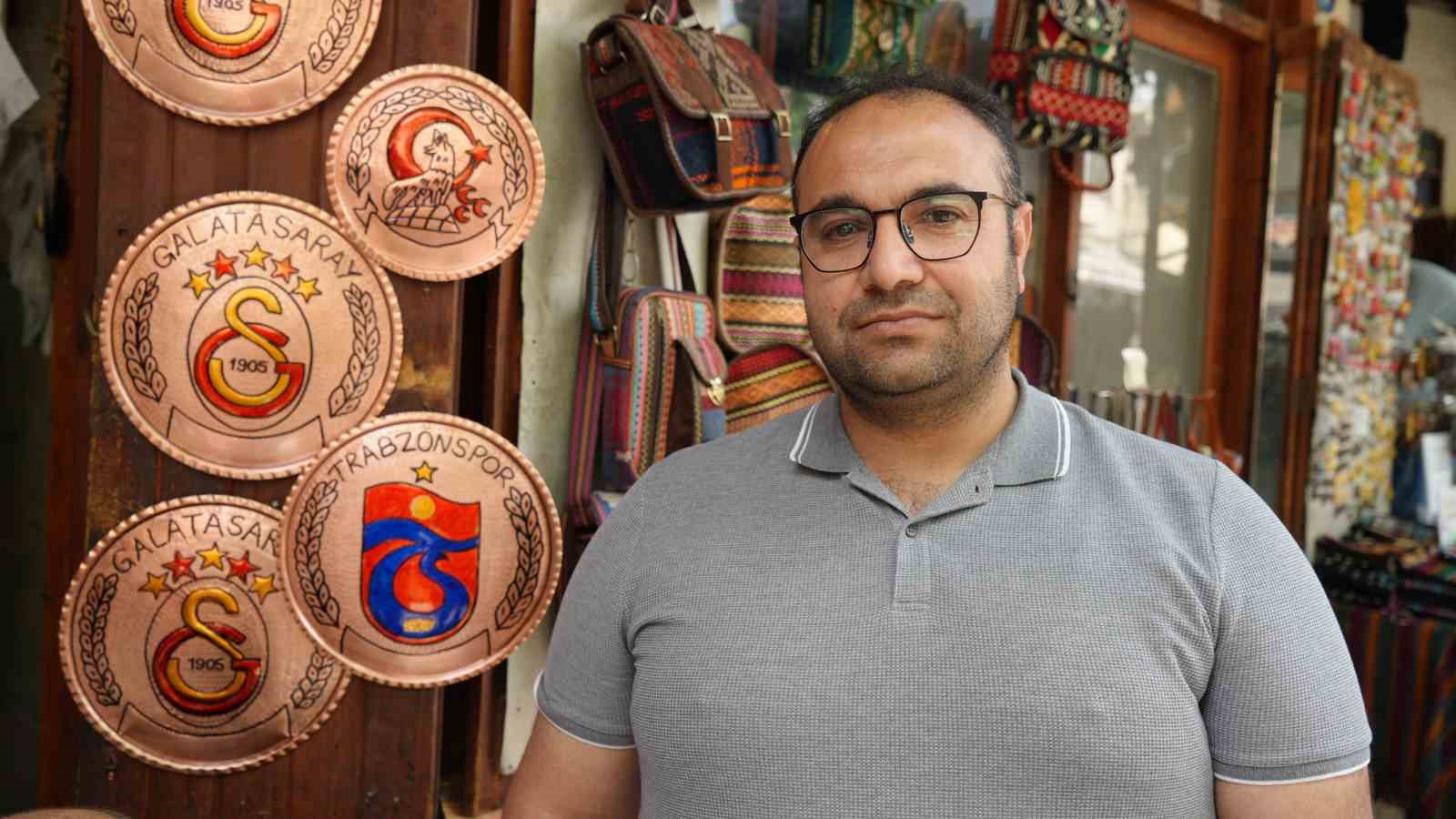 Gaziantep’te Galatasaray ve Trabzonspor’un logoları ilmek ilmek bakıra işleniyor