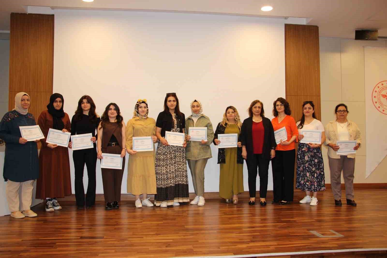 Elazığ’da ’Ebeler Günü’ kutlandı
