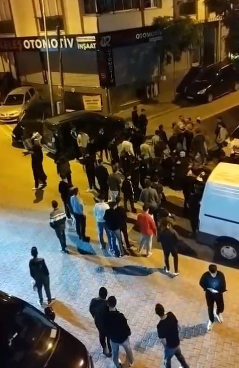 Kaza sonrasında iki aile birbirine girdi; o anlar kamerada