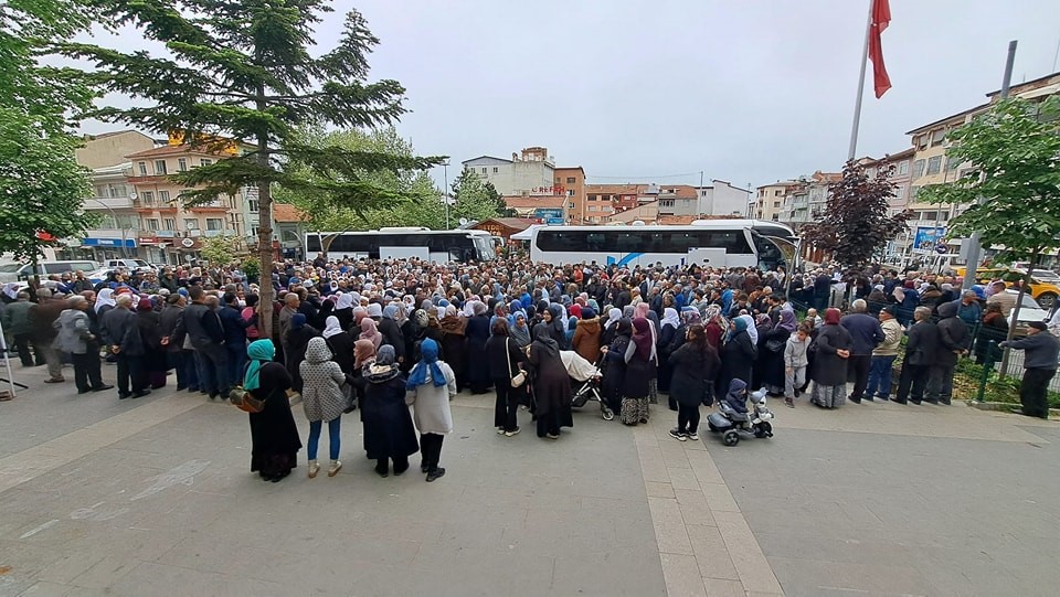 Simav’dan 80 hacı adayı dualarla kutsal topraklara uğurlandı