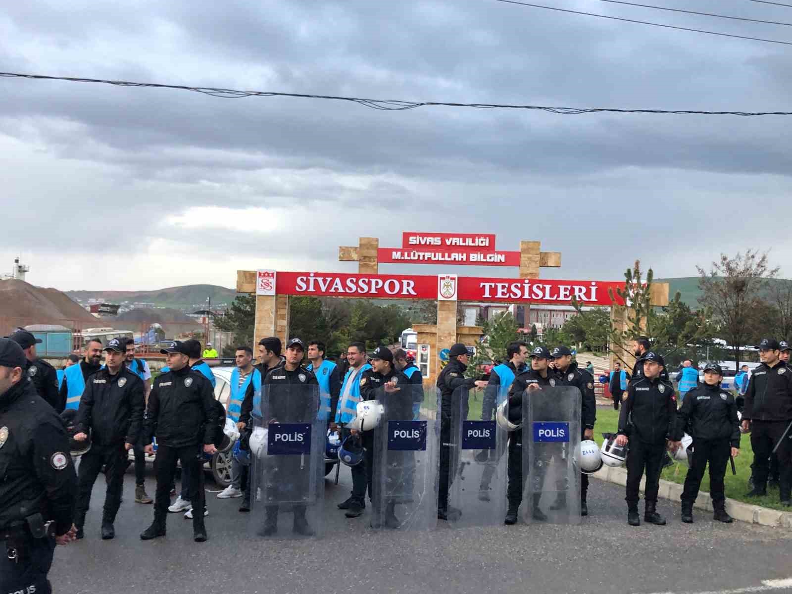 Sivasspor taraftarından tesislerin önünde protesto