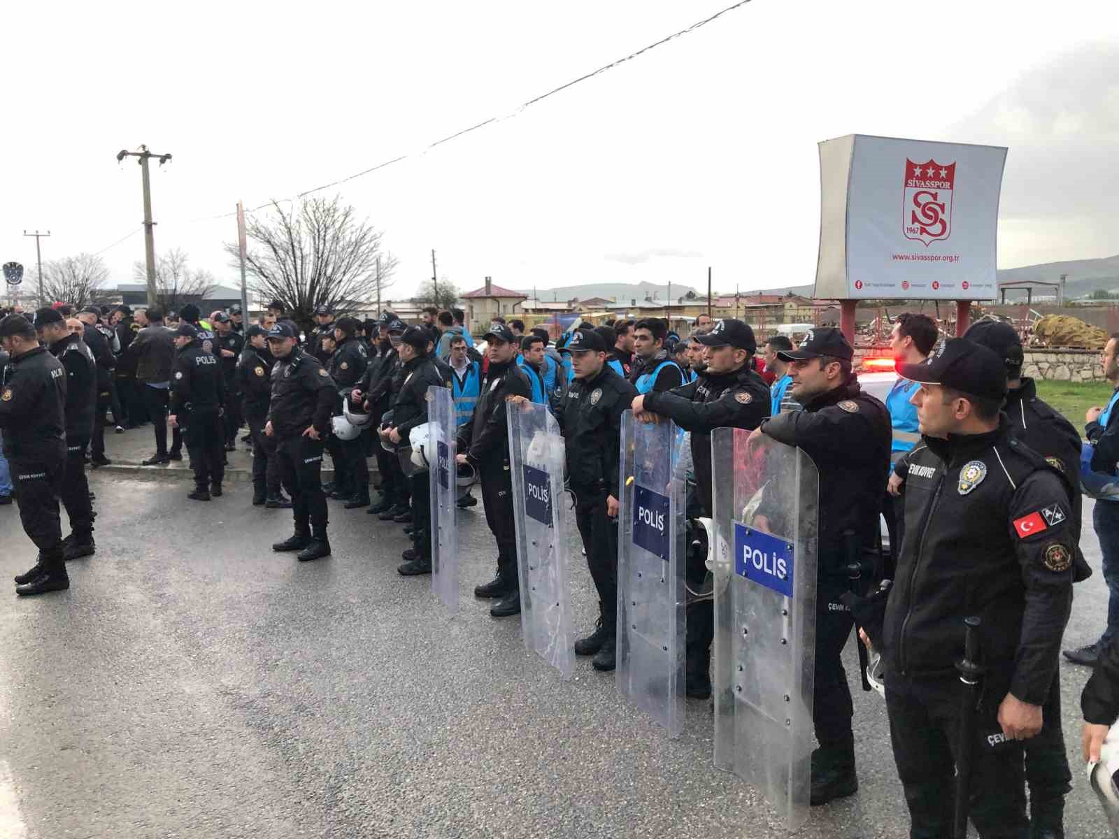 Sivasspor taraftarından tesislerin önünde protesto