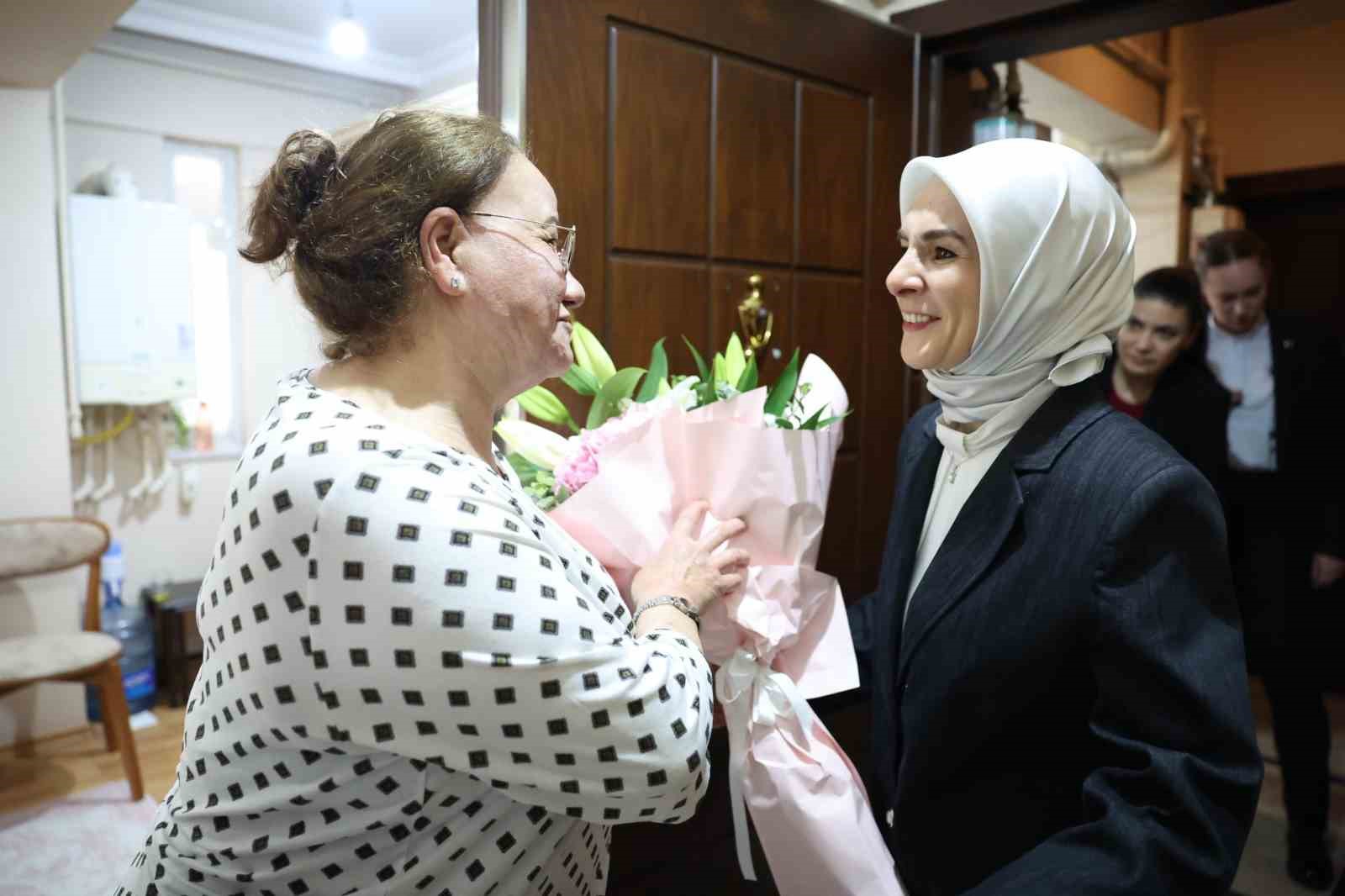 Bakan Göktaş’tan devlet korumasındaki çocukların gönüllü annesi Gürel’e Anneler Günü ziyareti