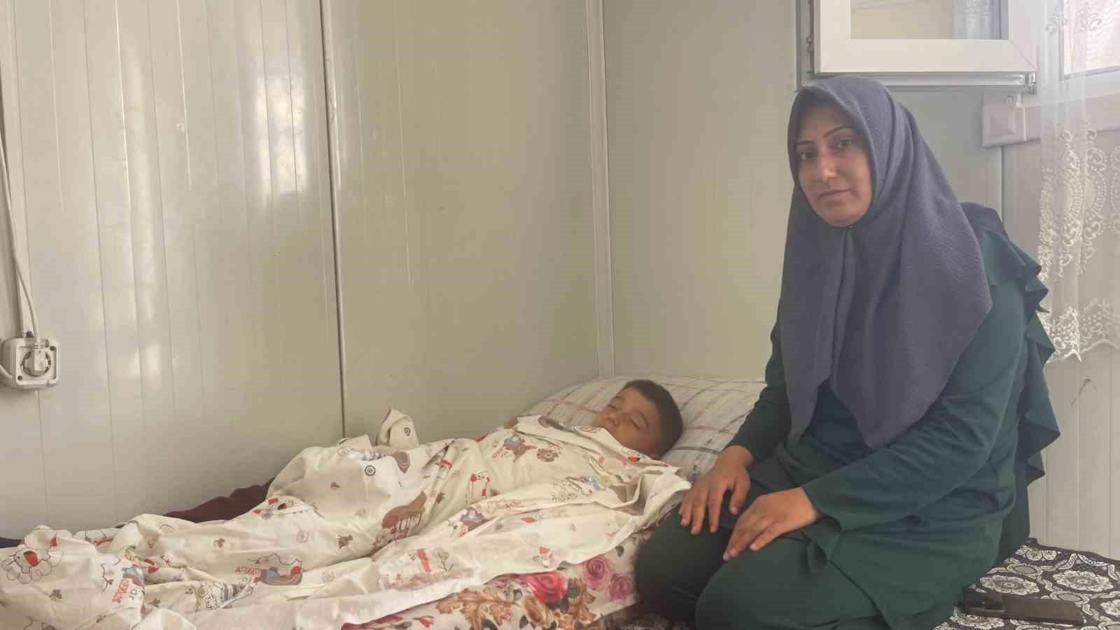 Depremde enkazdan &ccedil;ıkarılan ailenin 3 milyon lirası ortaklık vaadiyle dolandırıldı iddiası
