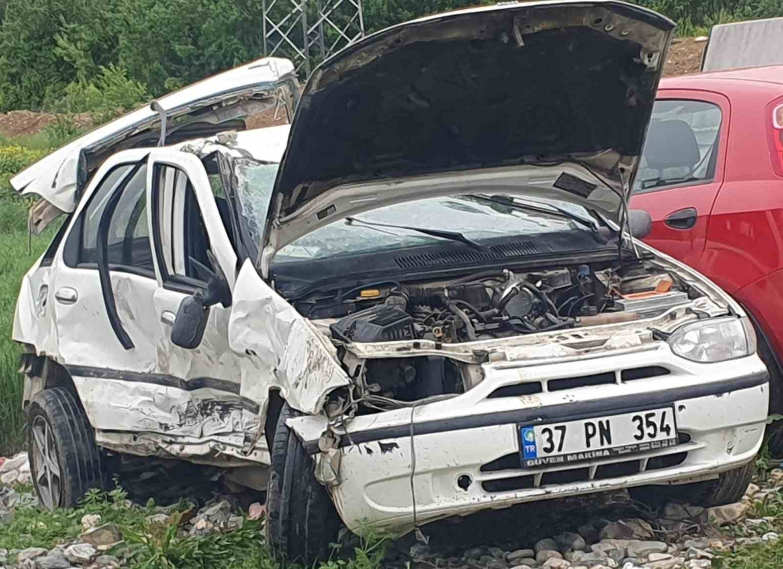 Kastamonu&rsquo;da iki otomobil &ccedil;arpıştı: 2 yaralı
