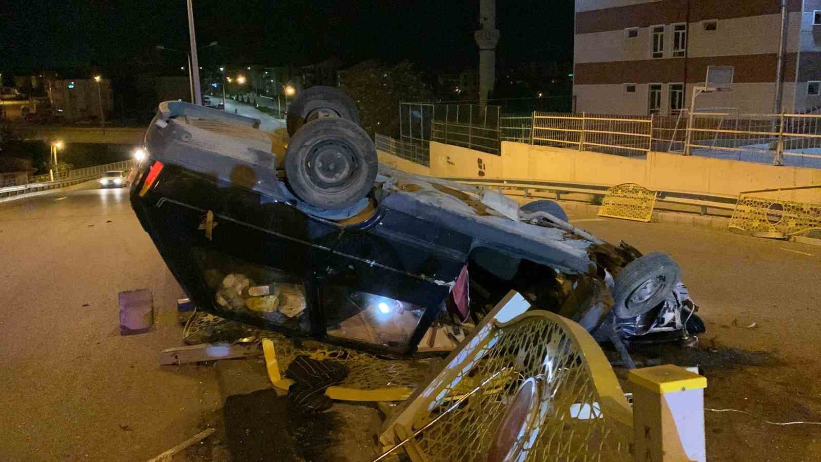 Kontrolden çıkan otomobil demir korkuluğa çarparak ters döndü