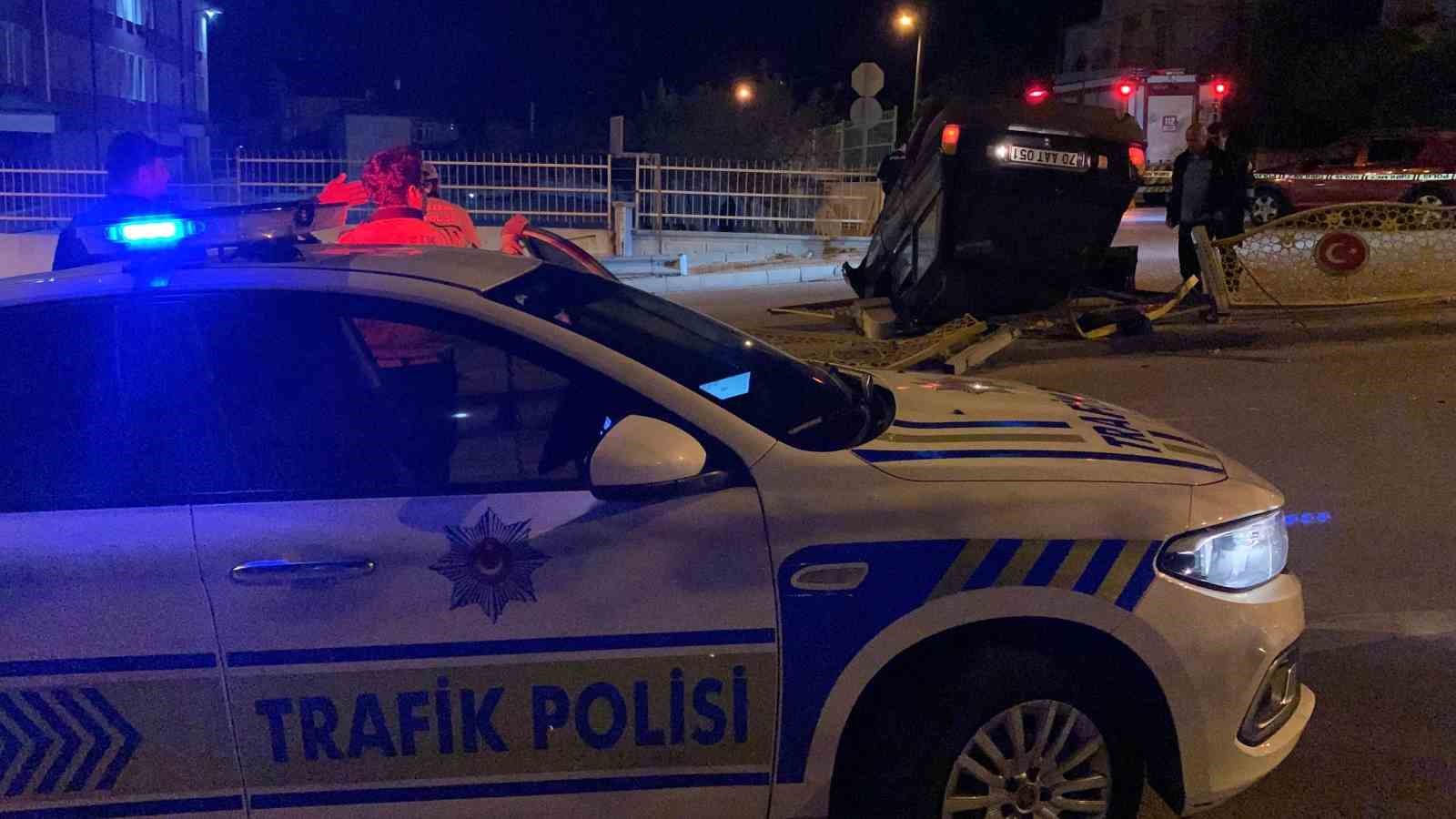 Kontrolden &ccedil;ıkan otomobil demir korkuluğa &ccedil;arparak ters d&ouml;nd&uuml;
