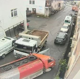 Arhavi’de freni boşalan mazot yüklü tanker kaymakamlık binasına çarparak durabildi