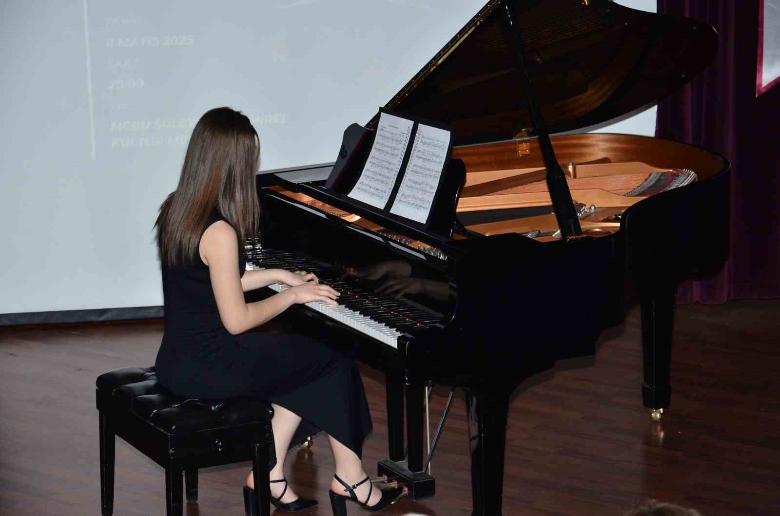 Manisa Güzel Sanatlar Lisesi’nden muhteşem piyano resitali