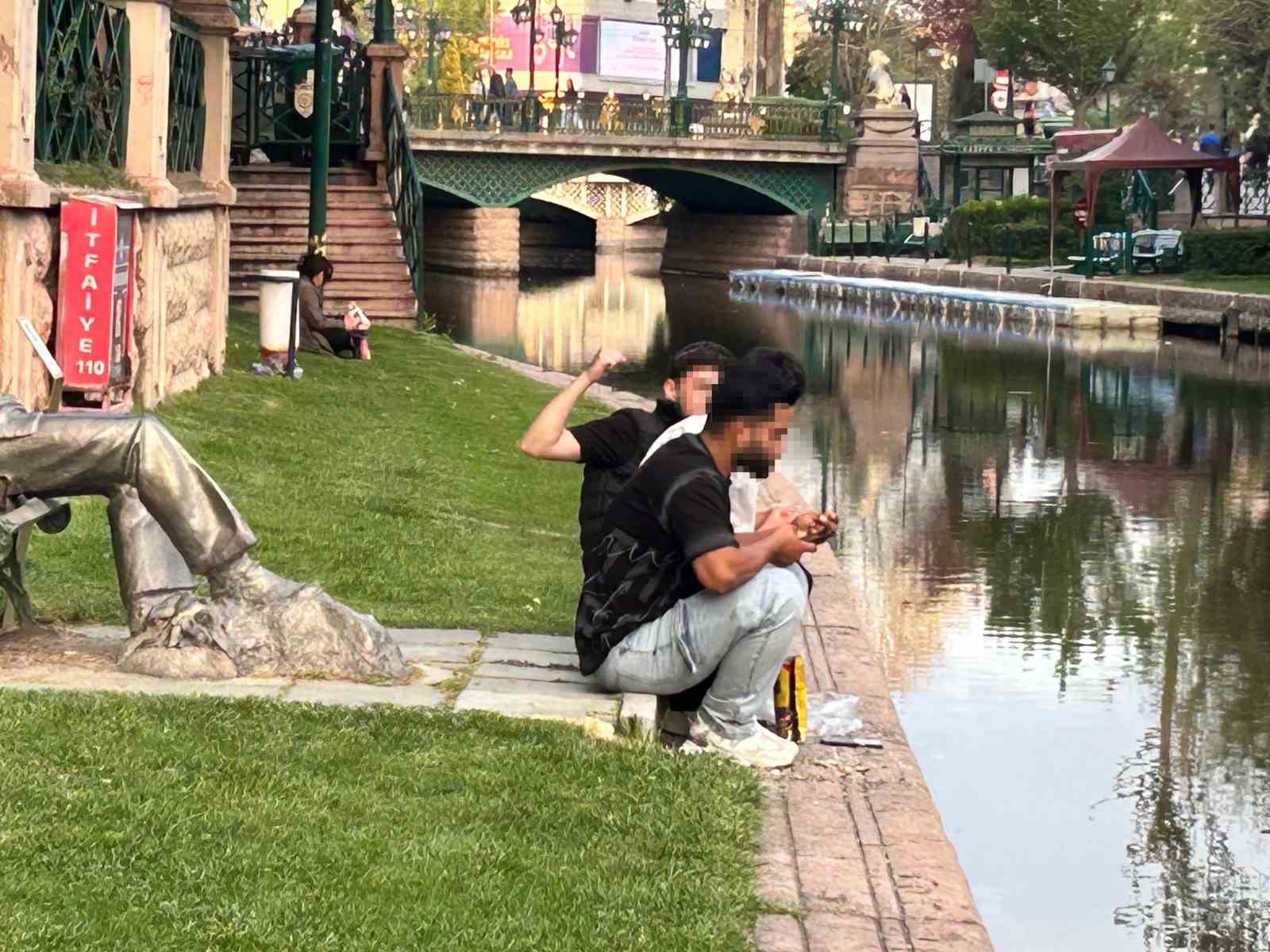 Eskişehir’de trajikomik kare: ’Çekirdek Çitleyen Eşek’in önünde çekirdek çitlediler
