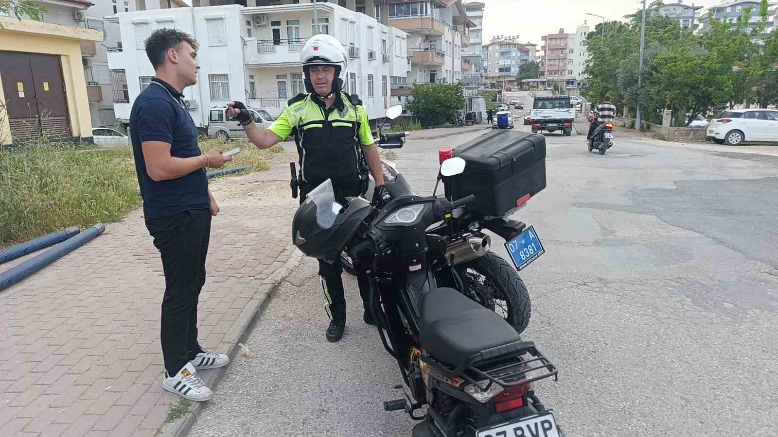 Polisin &ouml;n&uuml;nde yaptığı akrobatik hareketler pahalıya maloldu
