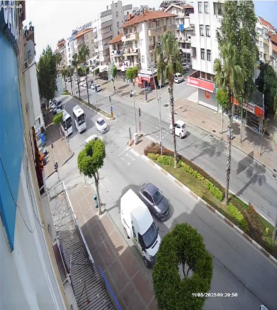 Kırmızı ışıkta ge&ccedil;en otomobil hafif ticari ara&ccedil;la &ccedil;arpıştı, s&uuml;r&uuml;c&uuml;ler yardım etmeden yollarına devam etti
