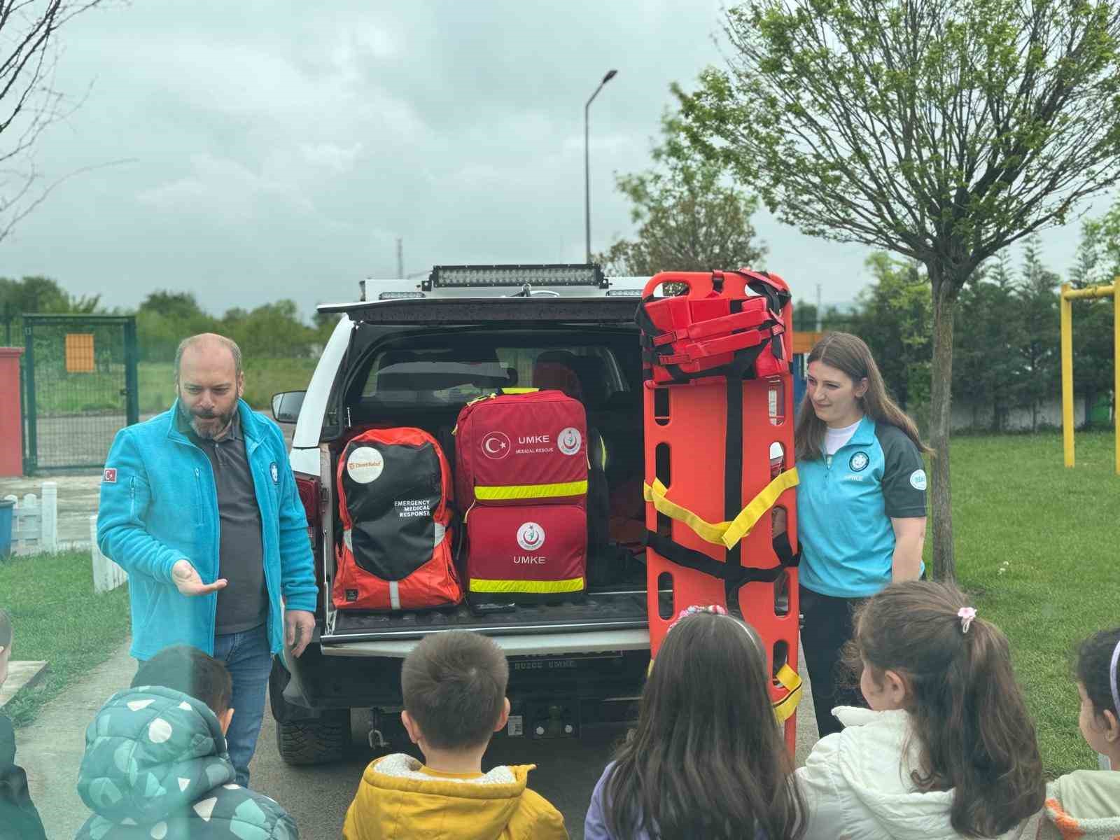Minik öğrenciler ambulansı merakla inceledi