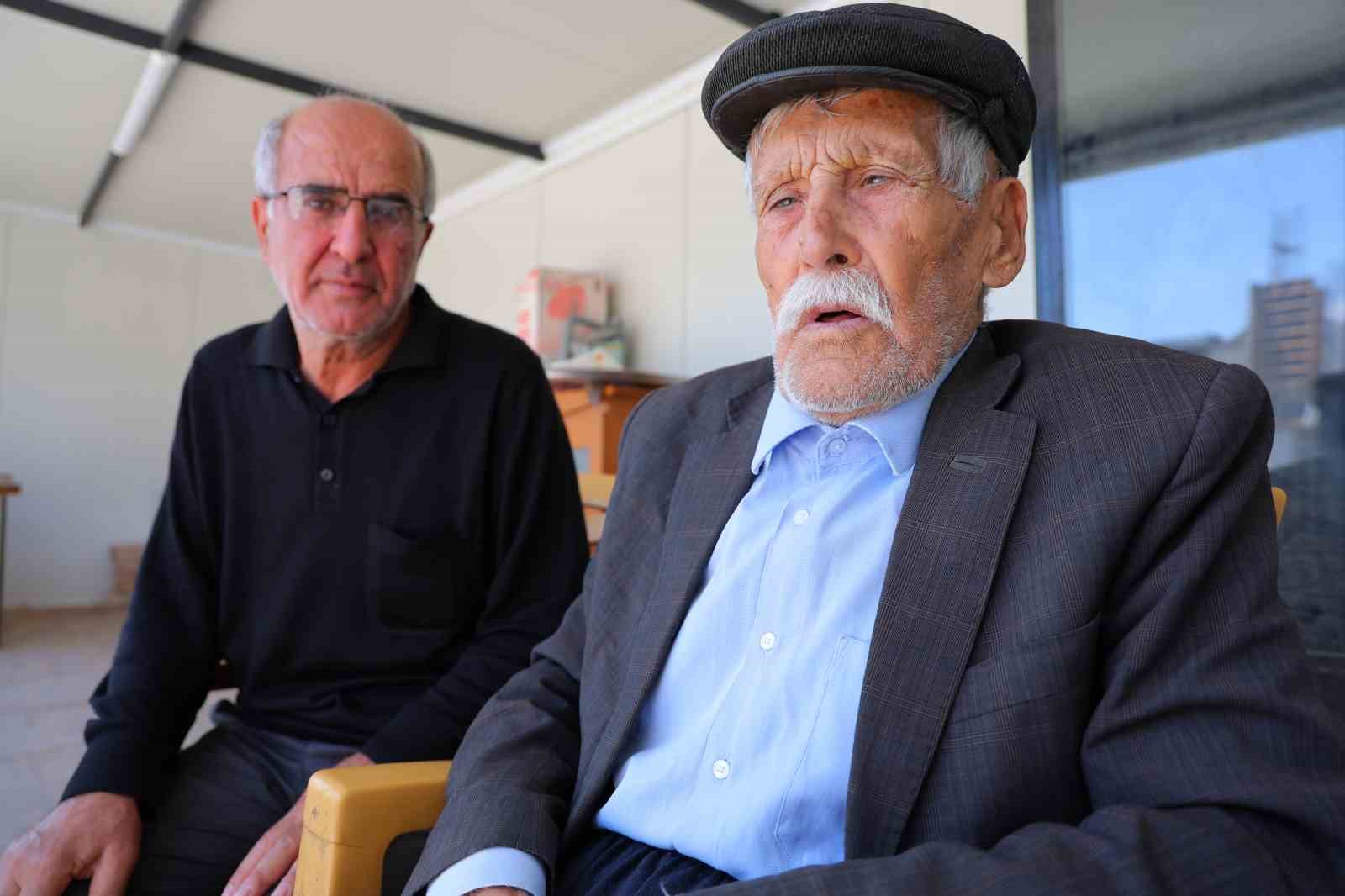 Cumhuriyet’le yaşıt Cemal dede, eski hatıralarını dün gibi anlatıyor