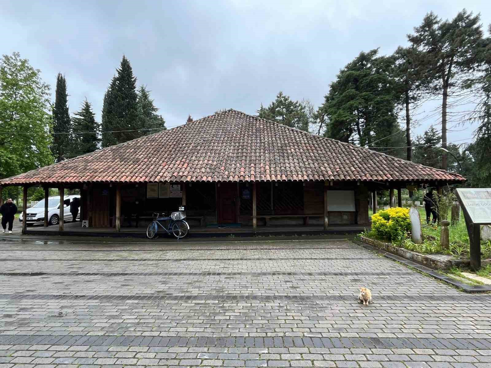 8 asırlık ahşap camide kokarca istilası