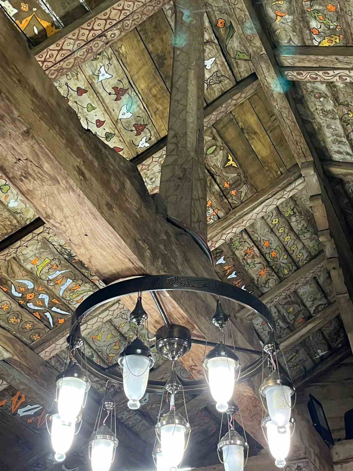 8 asırlık ahşap camide kokarca istilası