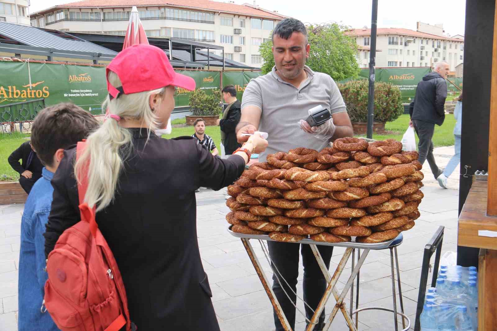 Seyyar simit tezg&acirc;hına POS cihazı koydu
