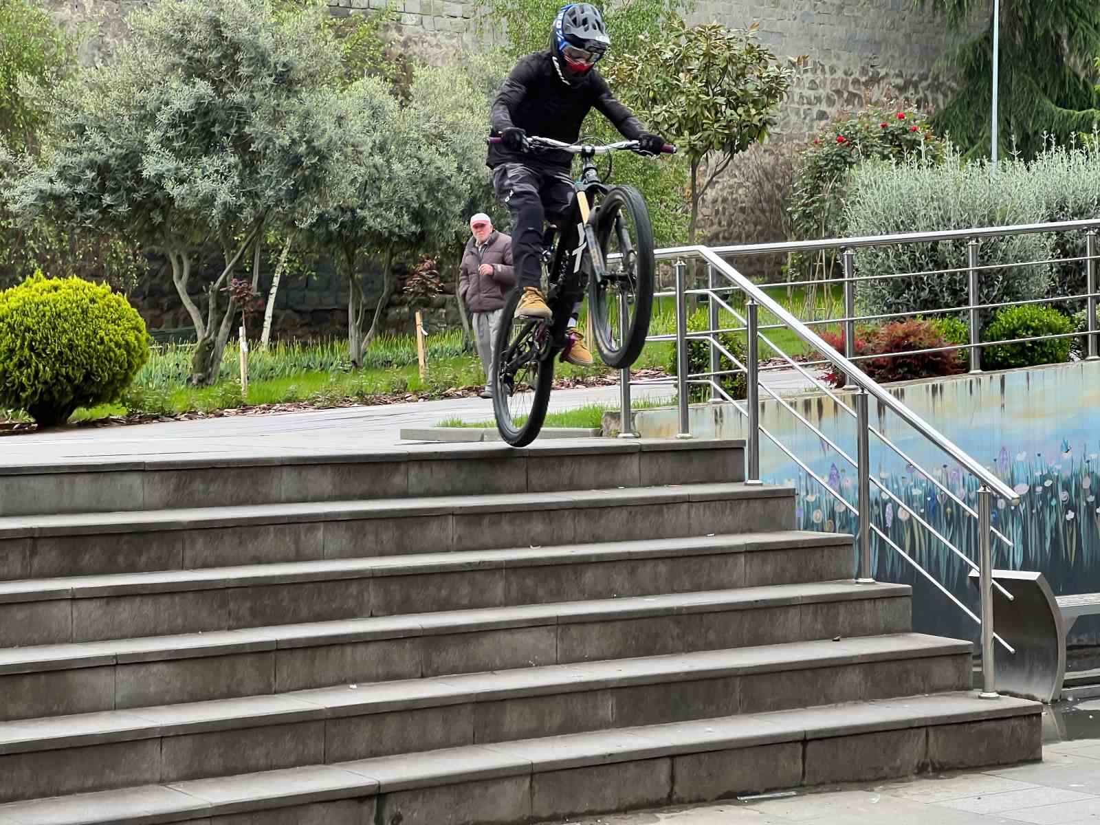 Trabzonlu genç yetenek merdivenlerden bisikleti ile adeta uçarak iniyor