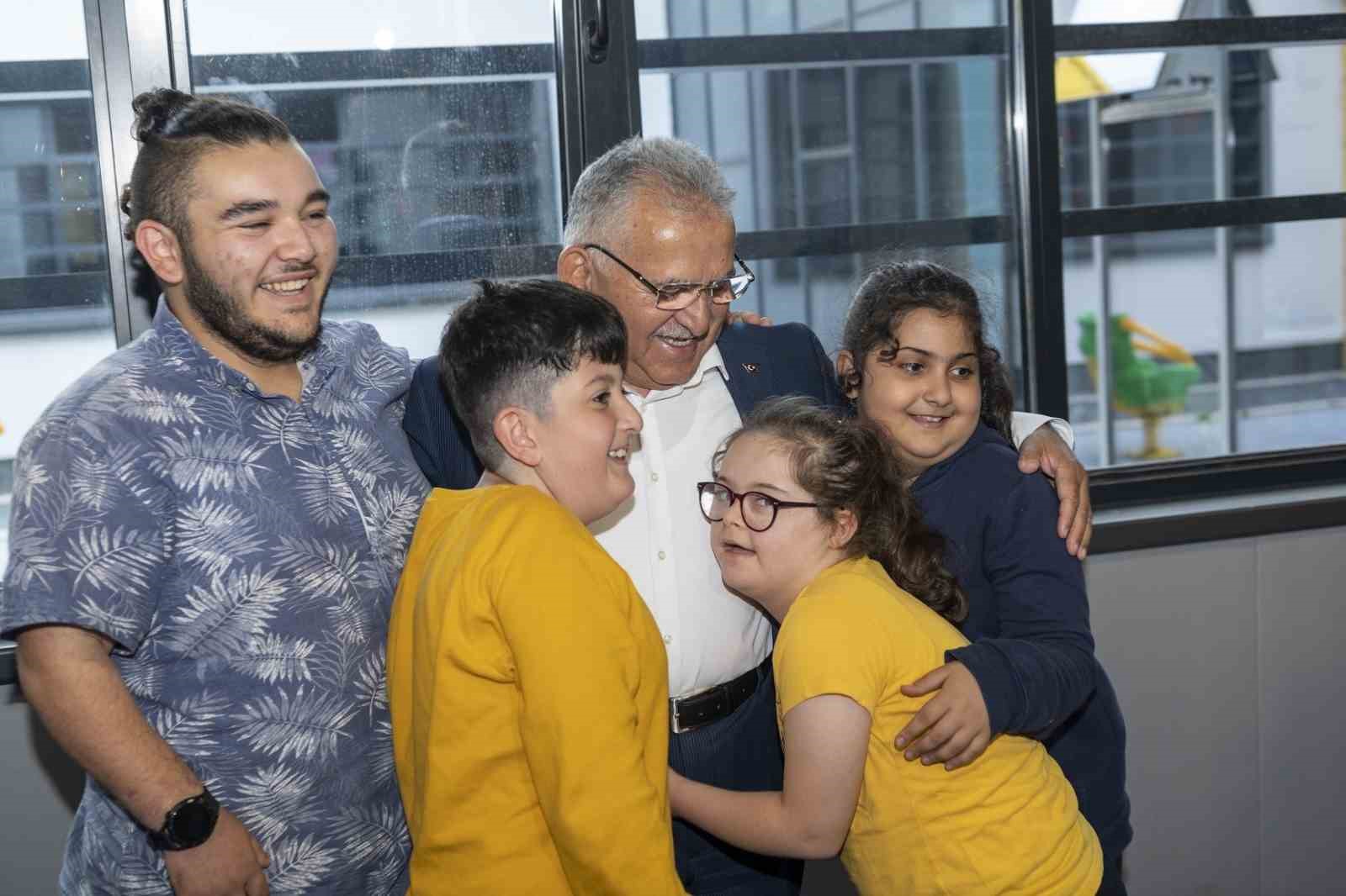 Başkan B&uuml;y&uuml;kkılı&ccedil;, engelliler i&ccedil;in &ouml;zel hizmetleri sıraladı
