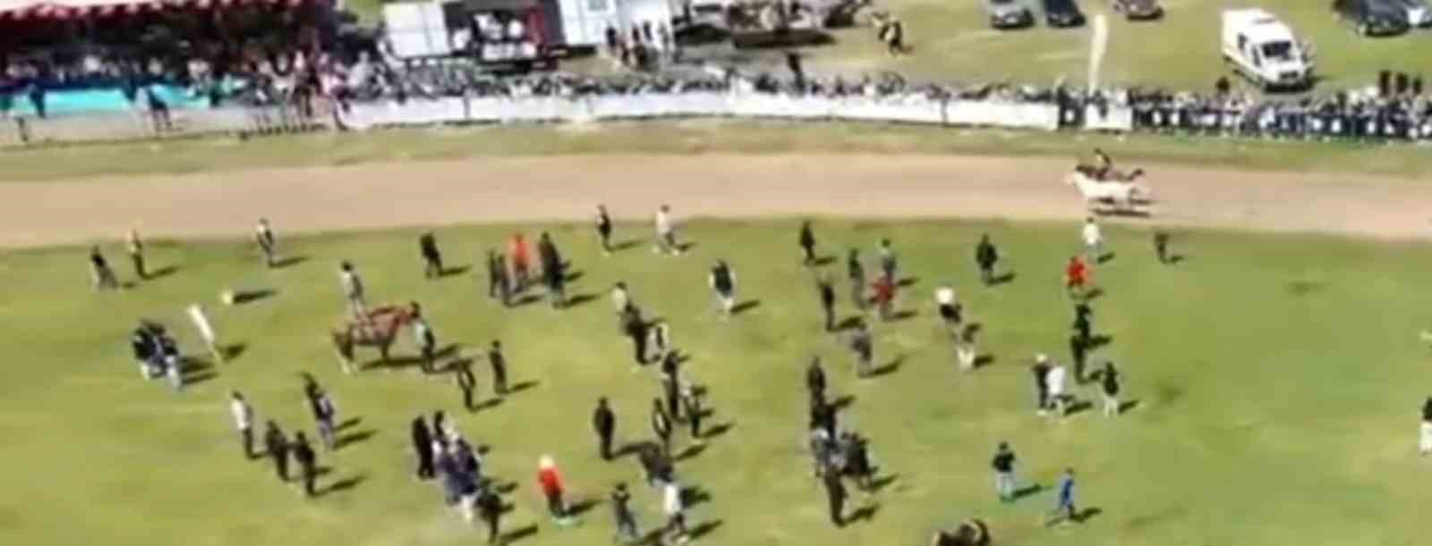 Jokeyi üzerinden attı, yarışa devam etti