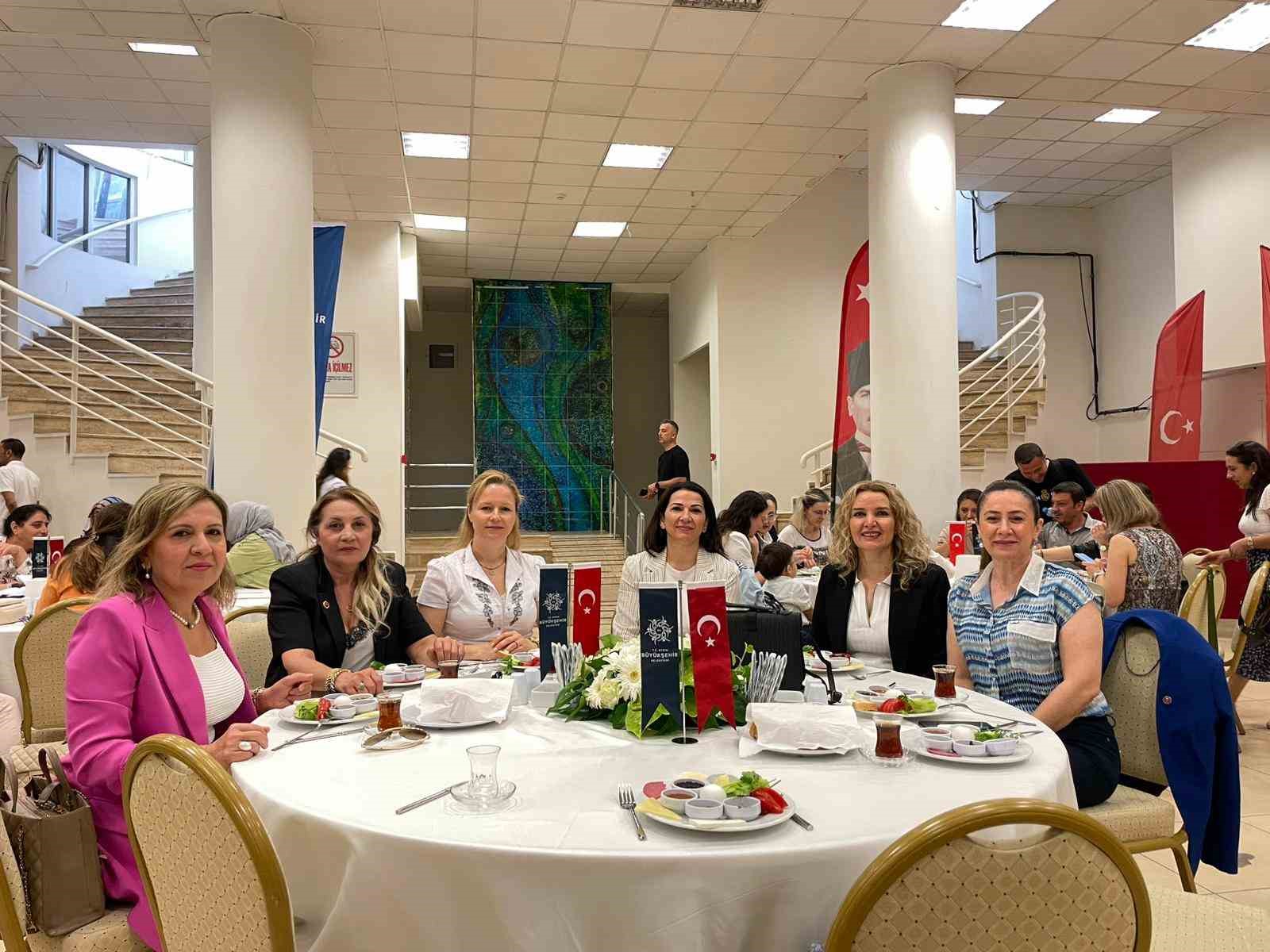 Aydınlılar Anneler Günü’nü Büyükşehir Belediyesi ile birlikte kutladı
