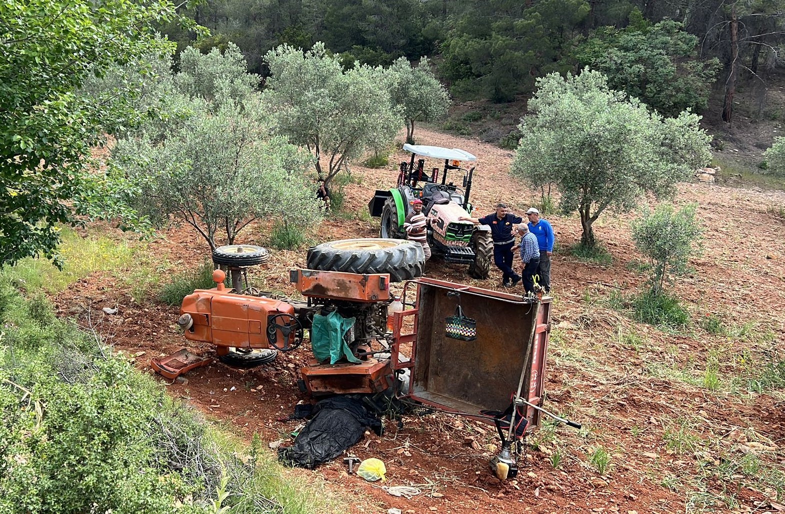 Devrilen traktörün altında kalan yaşlı kadın hayatını kaybetti