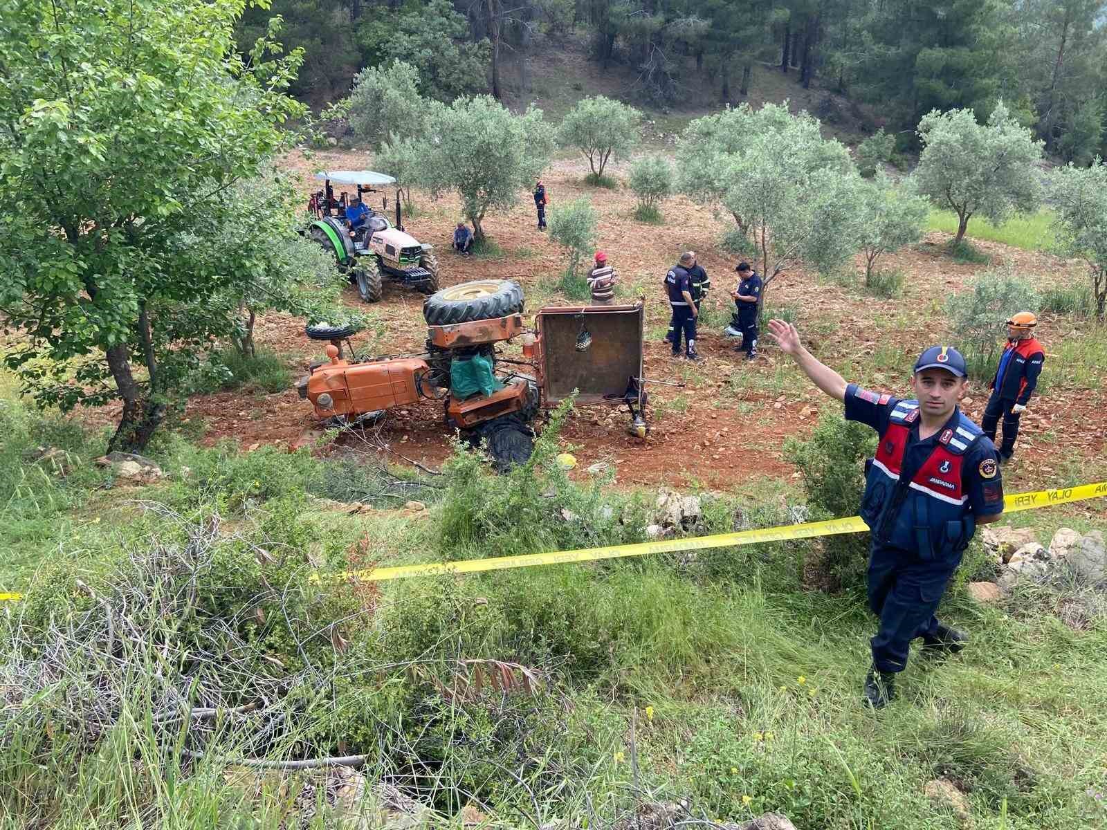 Devrilen traktörün altında kalan yaşlı kadın hayatını kaybetti
