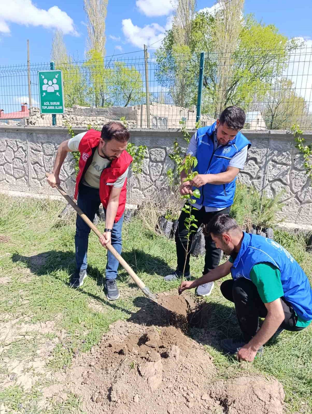 Diyadin&rsquo;de "Orman Benim" kampanyası kapsamında fidan fikimi ve temizlik etkinliği
