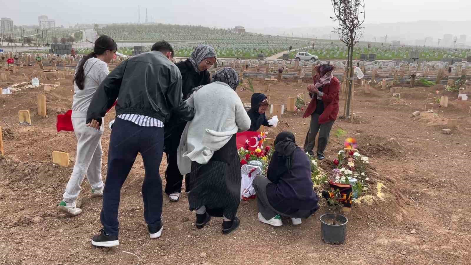 İki evladını cinayete kurban veren anne, mezarlarını ziyaret etti