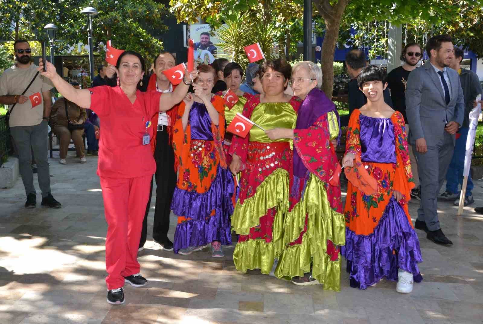 Engelsiz Manisa i&ccedil;in birlikte y&uuml;r&uuml;d&uuml;ler
