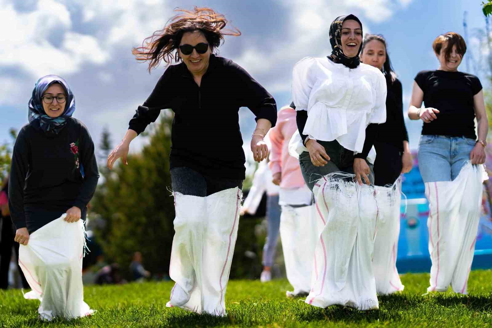 Gölbaşı’nda anneler günü kutlamaları renkli görüntülere sahne oldu