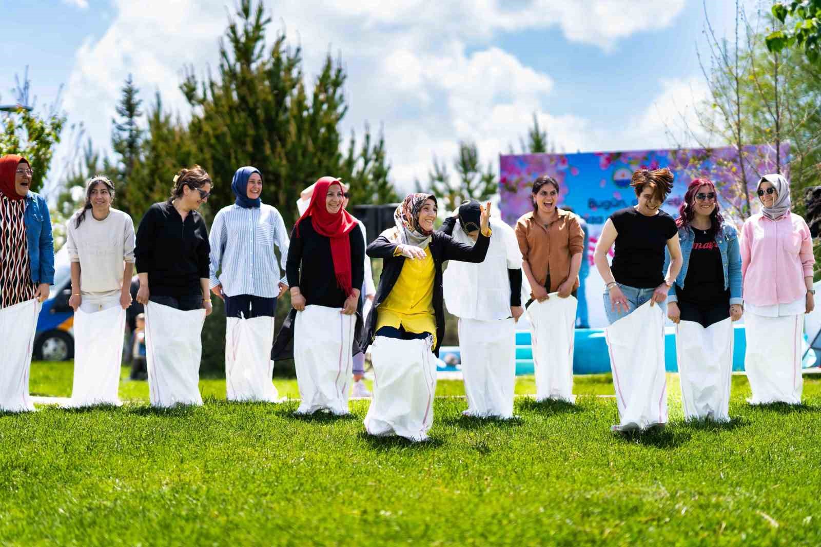 Gölbaşı’nda anneler günü kutlamaları renkli görüntülere sahne oldu
