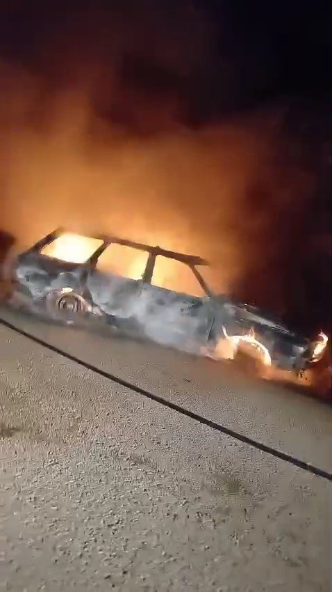 Seyir halindeki otomobil alev alev yandı