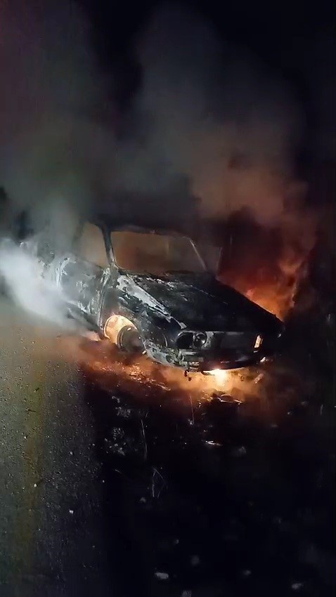 Seyir halindeki otomobil alev alev yandı
