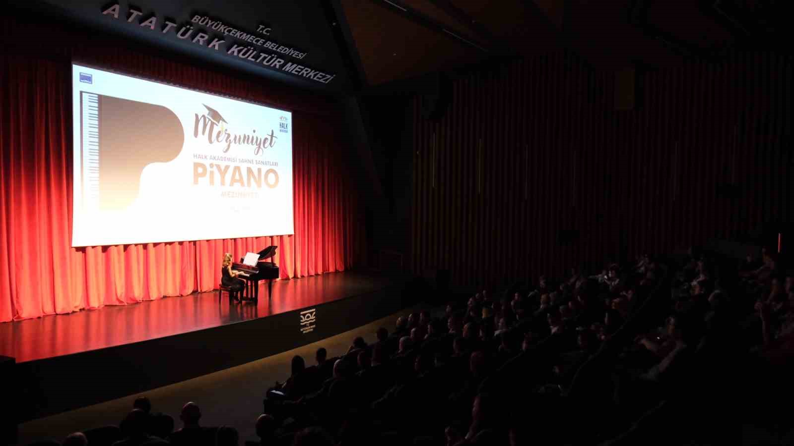 Genç piyanistler, muhteşem performanslar sergiledi