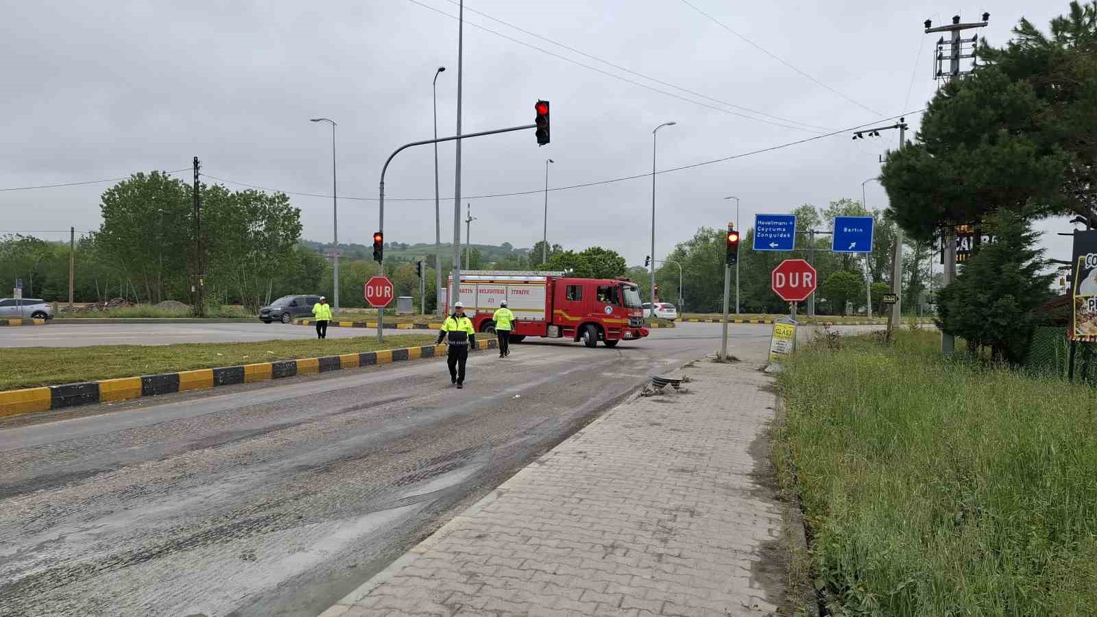 Seyir halindeki minibüs alev aldı
