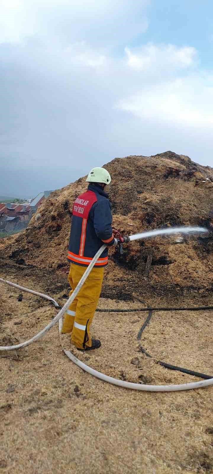 Elazığ&rsquo;da samanlıkta korkutan yangın
