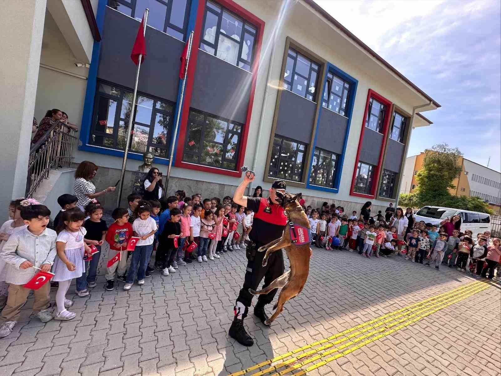 Kuşadası’nda minik öğrencilere jandarma tanıtıldı