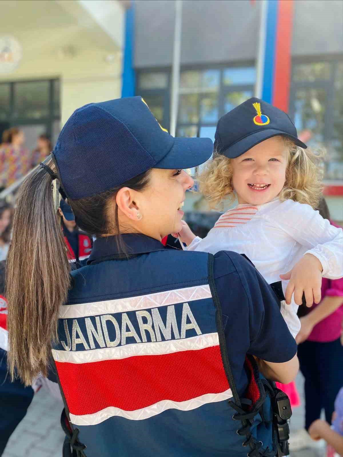 Kuşadası&rsquo;nda minik &ouml;ğrencilere jandarma tanıtıldı
