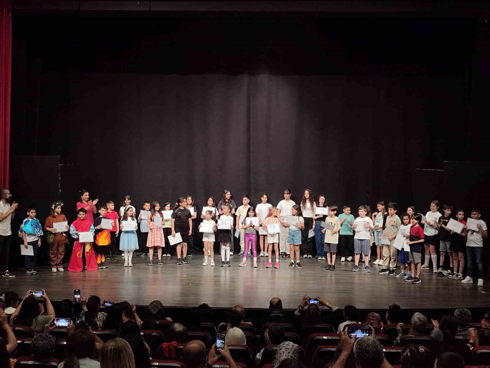 B&uuml;y&uuml;kşehir Belediyesi&rsquo;nin Drama At&ouml;lyesi&rsquo;ndeki minikler h&uuml;nerlerini sergiledi
